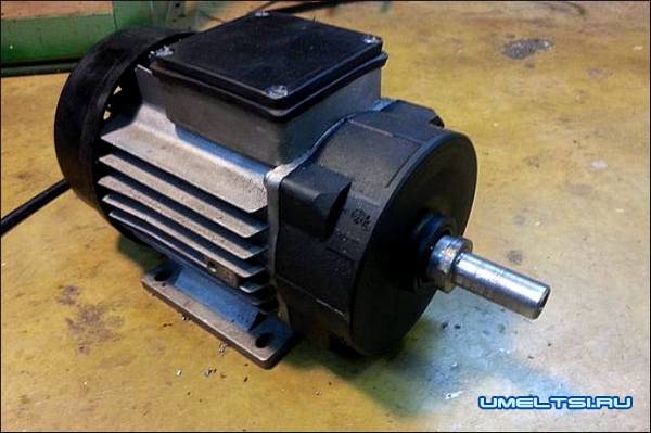 Растачиваем фланец на электрическому двигателю Растачиваем фланец на электрическому двигателю