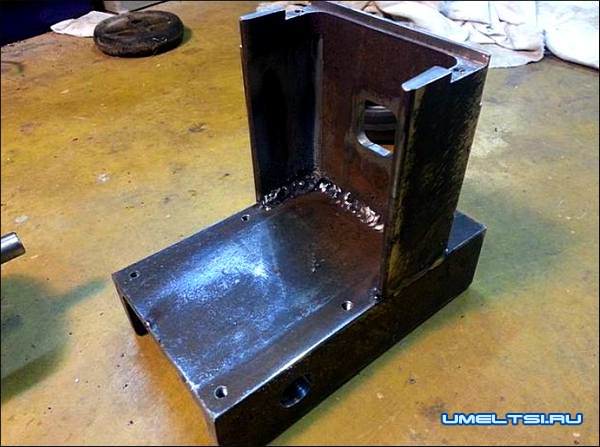 Берем швеллер 120 мм, свариваем раму Берем швеллер 120 мм, свариваем раму