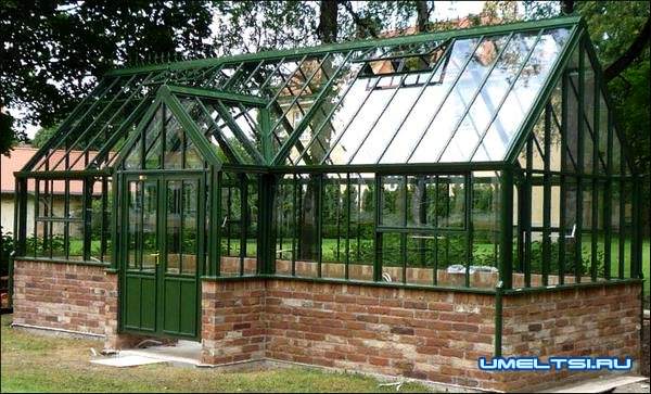 Всесезонный вариант теплицы в стальном каркасе Всесезонный вариант теплицы в стальном каркасе