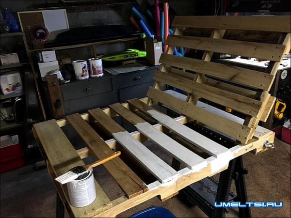 качели из поддонов