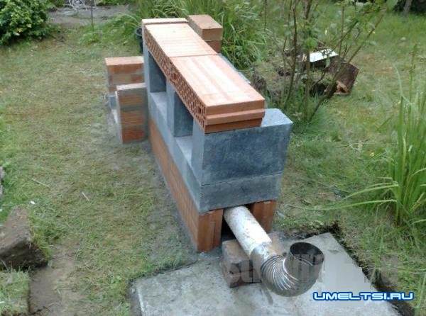 Кирпичная барбекю–коптильня своими руками