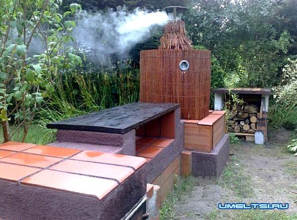 Кирпичная барбекю–коптильня своими руками-фото