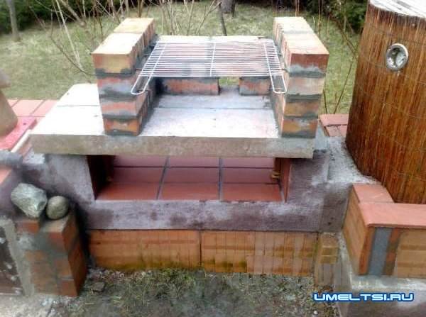 Кирпичная барбекю–коптильня своими руками-фото