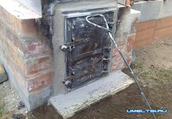 Кирпичная барбекю–коптильня своими руками-фото