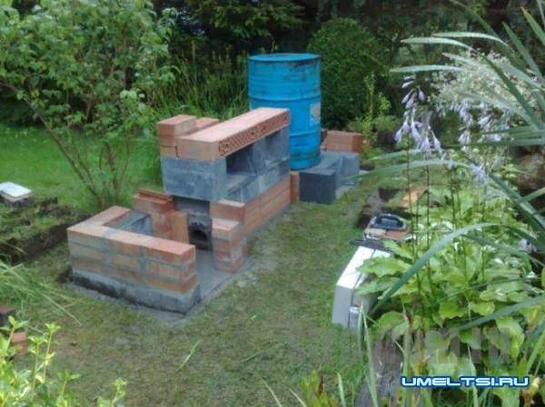 Кирпичная барбекю–коптильня своими руками-фото