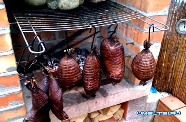 Кирпичная барбекю–коптильня своими руками-фото