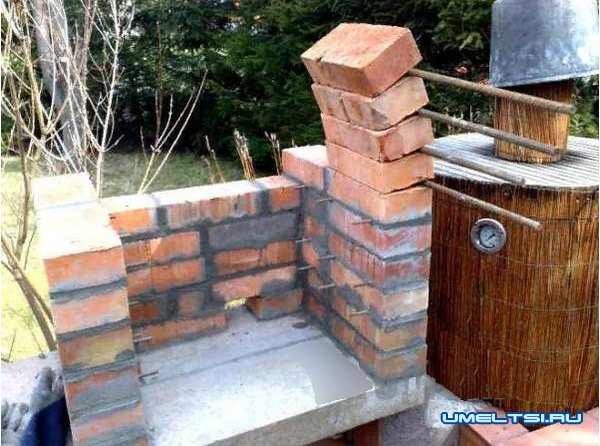 Кирпичная барбекю–коптильня своими руками-фото