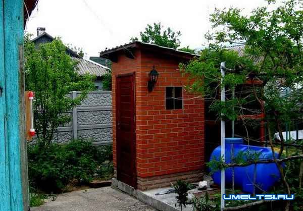 Туалет из кирпича, камня