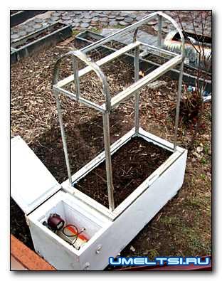 отапливаемый минипарник из старого холодильника