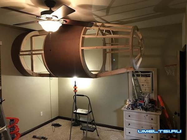 Кровать в виде космического корабля