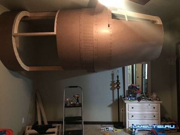 Кровать в виде космического корабля