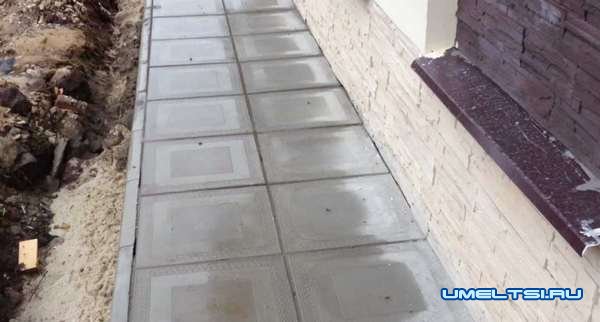 Отмостка из брусчатки вокруг дома Отмостка из брусчатки вокруг дома