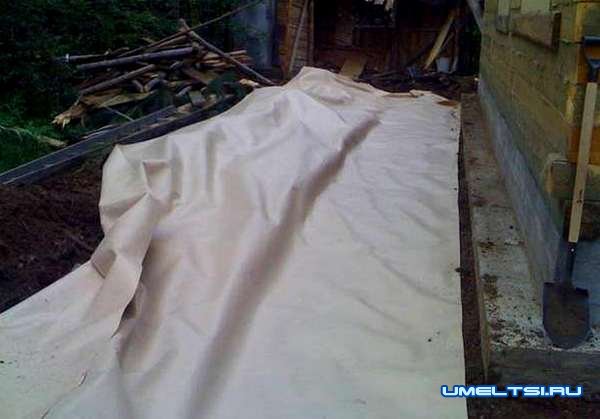 Отмостка из брусчатки вокруг дома Отмостка из брусчатки вокруг дома