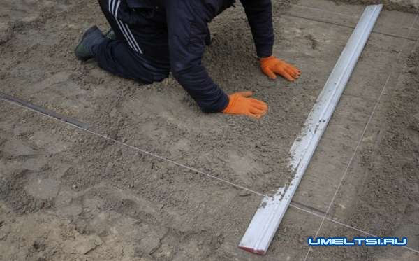 Отмостка из брусчатки вокруг дома Отмостка из брусчатки вокруг дома