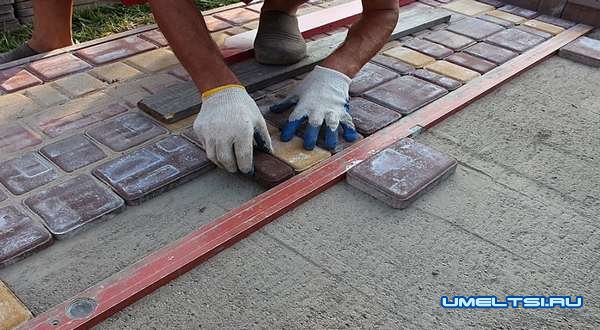 Отмостка из брусчатки вокруг дома Отмостка из брусчатки вокруг дома