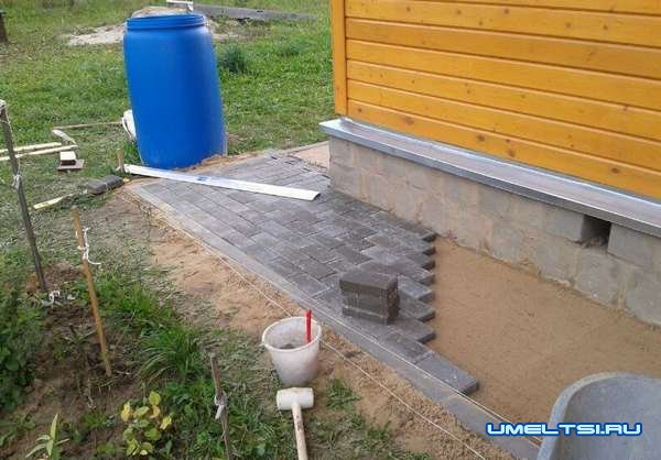 Отмостка из брусчатки вокруг дома Отмостка из брусчатки вокруг дома