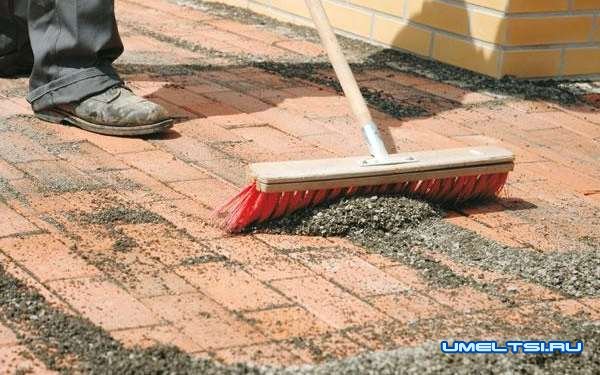 Отмостка из брусчатки вокруг дома Отмостка из брусчатки вокруг дома