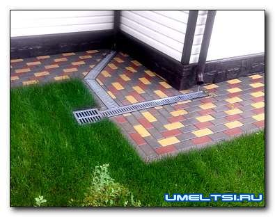 Отмостка из брусчатки вокруг дома Отмостка из брусчатки вокруг дома