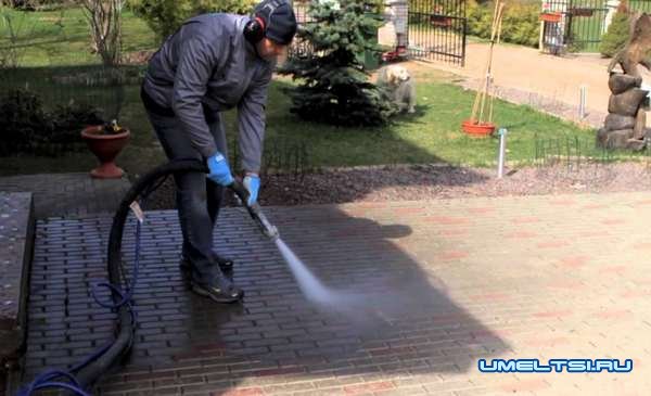 Отмостка из брусчатки вокруг дома Отмостка из брусчатки вокруг дома