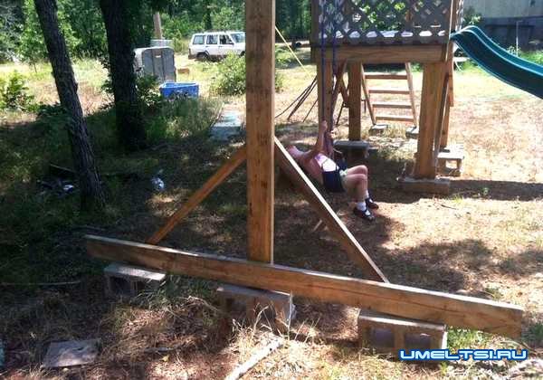 Строительство детского домика с качелями Строительство детского домика с качелями