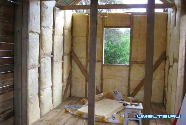 Строительство бани - заложили утеплитель Строительство бани - заложили утеплитель