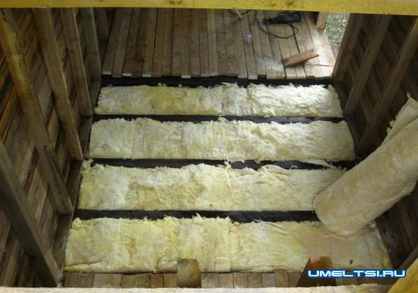 Строительство бани - заложили утеплитель Строительство бани - заложили утеплитель