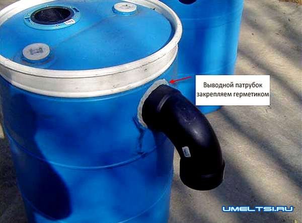 Вырезаем отверстие для фланца, наносим на соединения герметик