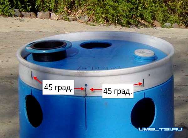 Вырезаем отверстие для фланца, наносим на соединения герметик