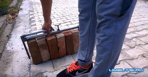 приспособление для переноски кирпича