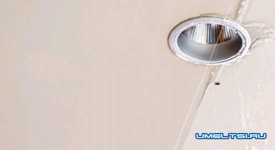 Как устранить дефекты на натяжном потолке