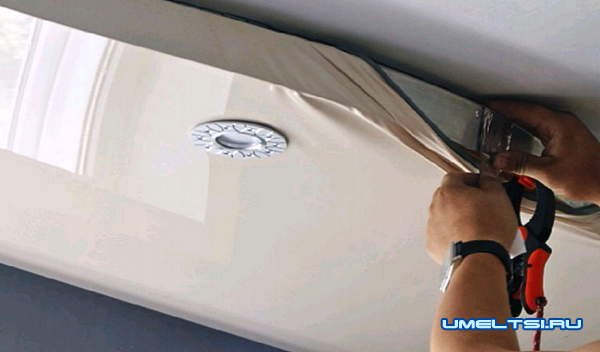 Как устранить дефекты на натяжном потолке