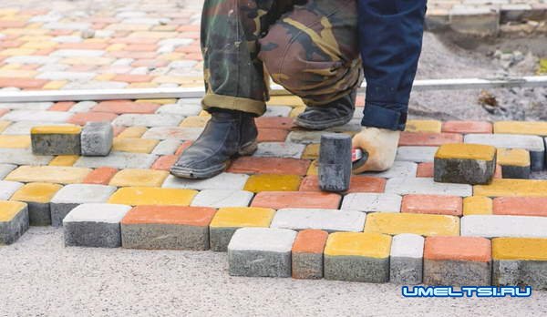 Парковка для автомобиля на загородном участке