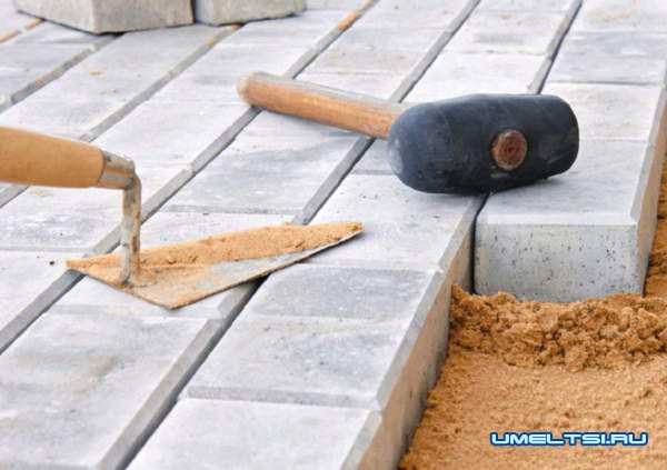 Парковка для автомобиля на загородном участке