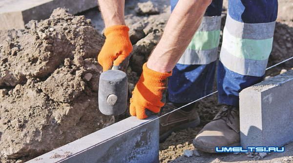 Парковка для автомобиля на загородном участке