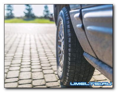 Парковка для автомобиля на загородном участке