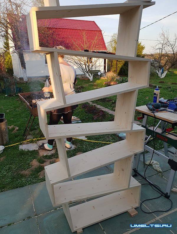 Оригинальная полка для книг