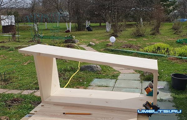 Оригинальная полка для книг