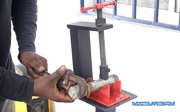 Зажим для фиксации круглых труб