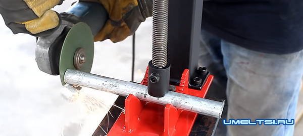 Зажим для фиксации круглых труб