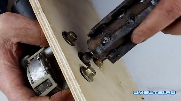 Электрический орехокол из фанеры Электрический орехокол из фанеры