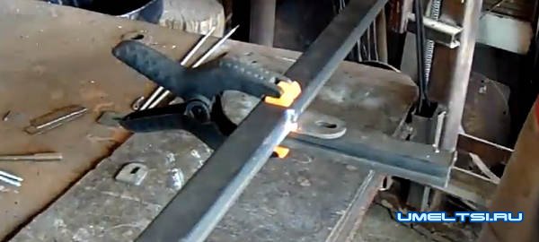 Козырек над крыльцом дома