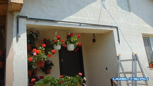 Козырек над крыльцом дома