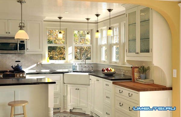 окно на кухне в ее дизайне