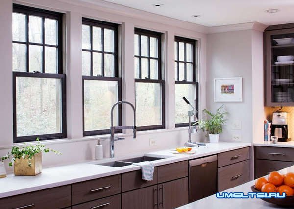 окно на кухне в ее дизайне
