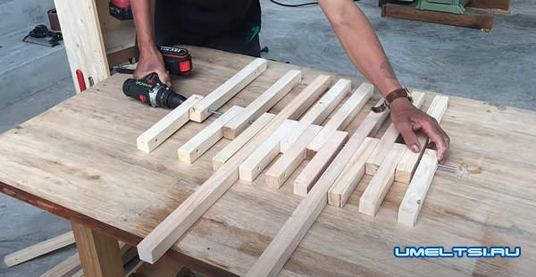 Складной стул из деревянных брусков