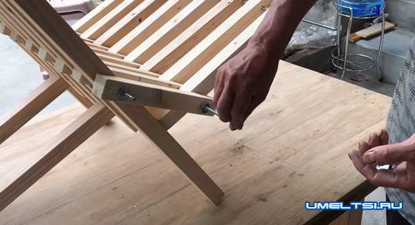 Складной стул из деревянных брусков