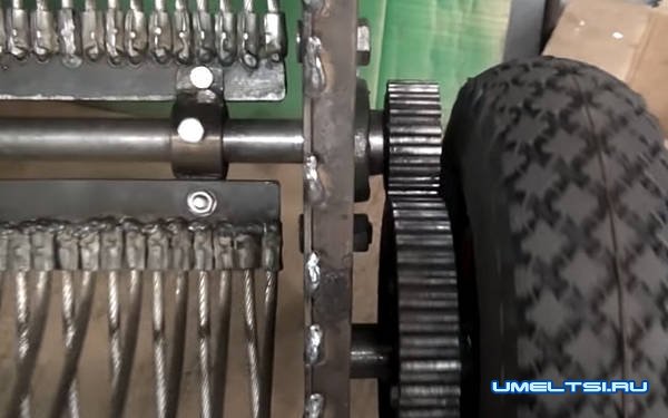 механическая щетка с бункером для уборки листьев