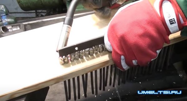 механическая щетка с бункером для уборки листьев