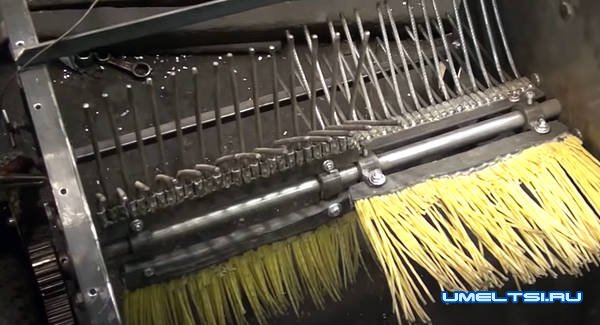 механическая щетка с бункером для уборки листьев