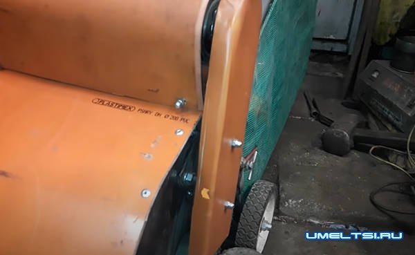 механическая щетка с бункером для уборки листьев